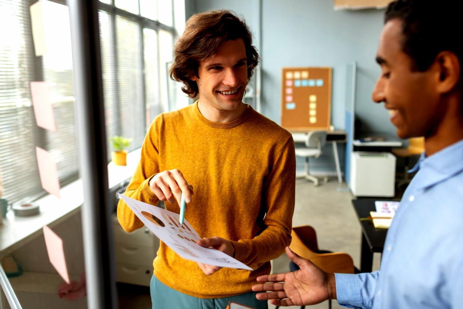 Estudiantes aprendiendo técnicas de presupuesto inteligente en una sesión práctica
